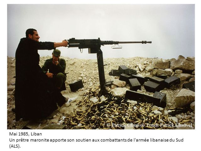 Mai+1985,+Liban+Un+prêtre+maronite+apporte+son+soutien+aux+combattants+de+l+armée+libanaise+du+Sud+(ALS).